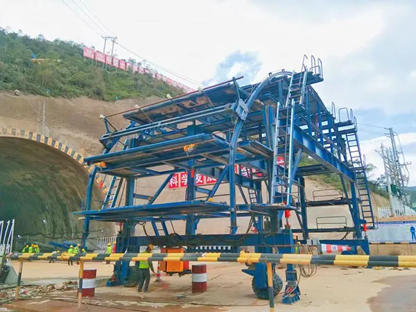 Tunnel lining trolleys