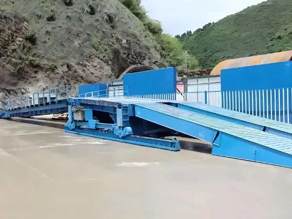 Hydraulic inverting bridge formwork