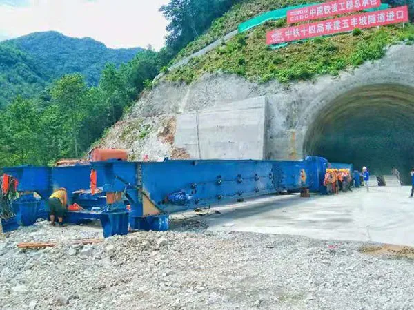 Hydraulic inverting bridge formwork