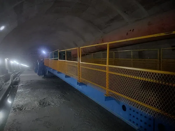 Hydraulic inverting bridge formwork