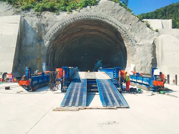 Hydraulic inverting bridge formwork